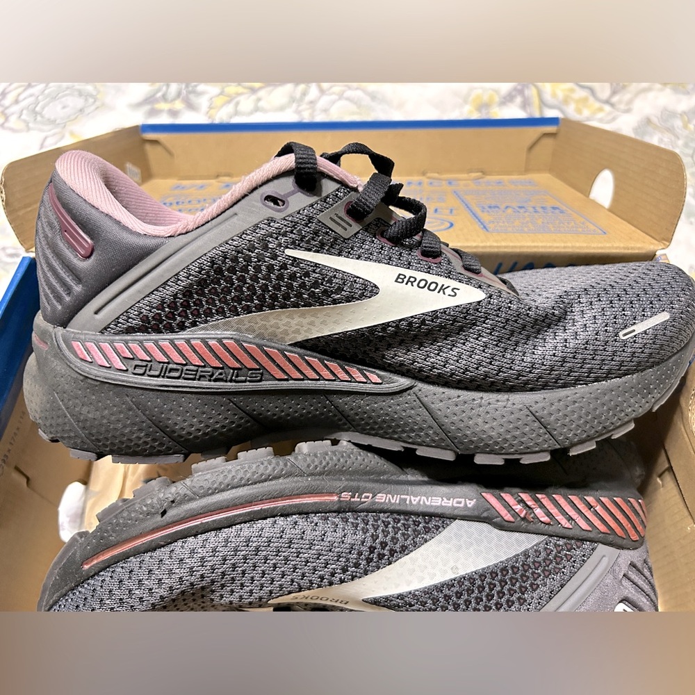 Women Brooks Adrenaline Running Shoes size 8.